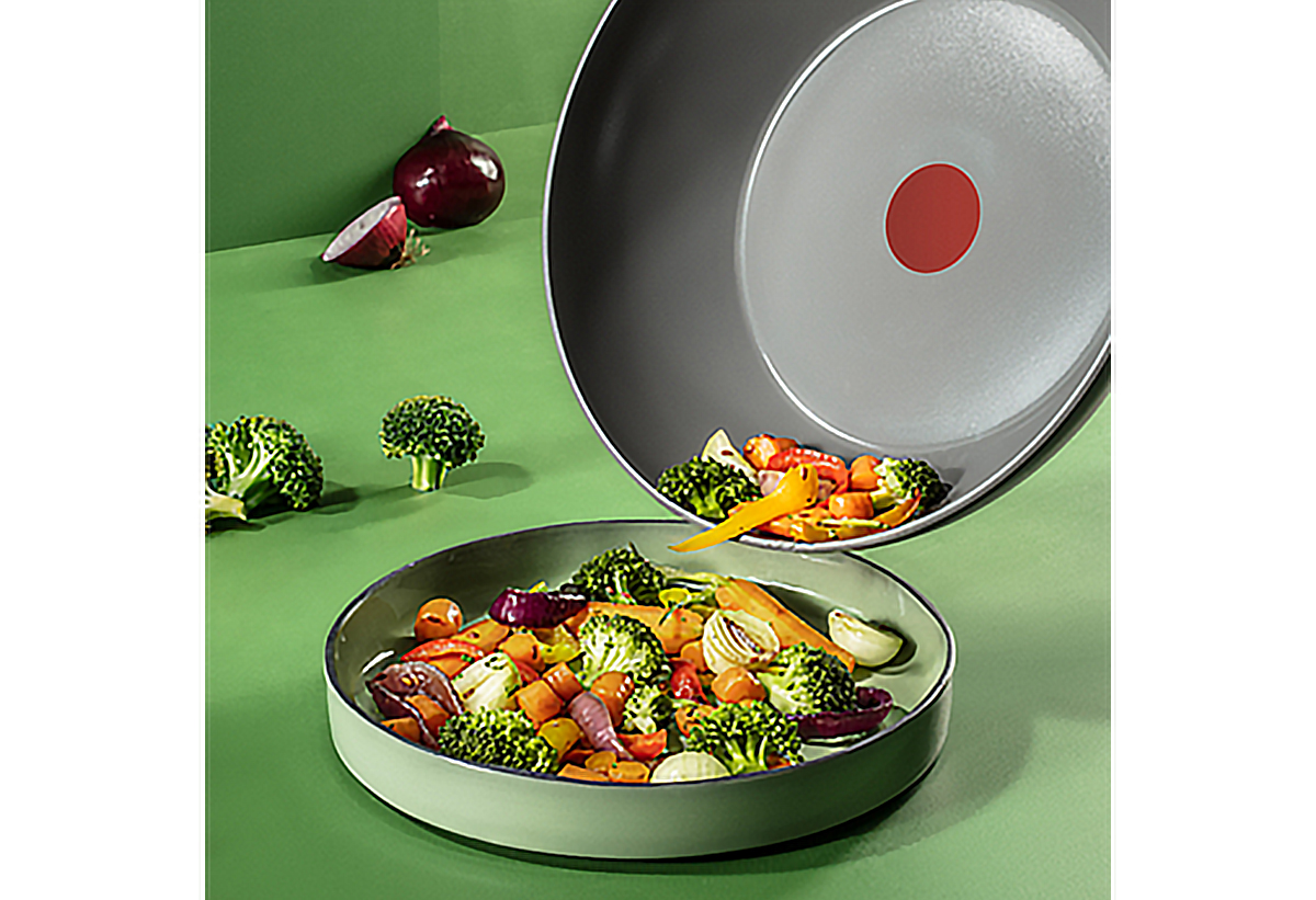 Απεικονίζεται το wok από το οποίο μεταφέρονται κάποια λαχανικά 